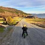 Stort Hus Med Havutsikt Ved Fjord Og Fjell Med Bat *