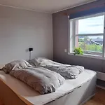 Stort Hus Med Havutsikt Ved Fjord Og Fjell Med Bat