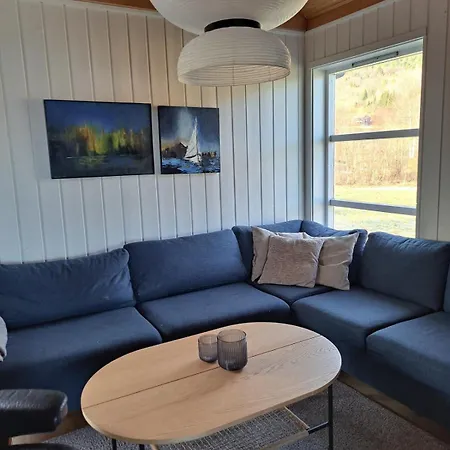 Stort Hus Med Havutsikt Ved Fjord Og Fjell Med Bat Lensvik