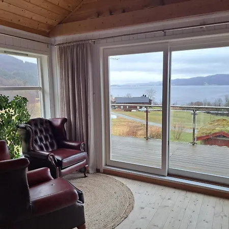 Stort Hus Med Havutsikt Ved Fjord Og Fjell Med Bat بيت للعطل