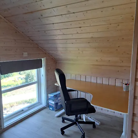Stort Hus Med Havutsikt Ved Fjord Og Fjell Med Bat بيت للعطل