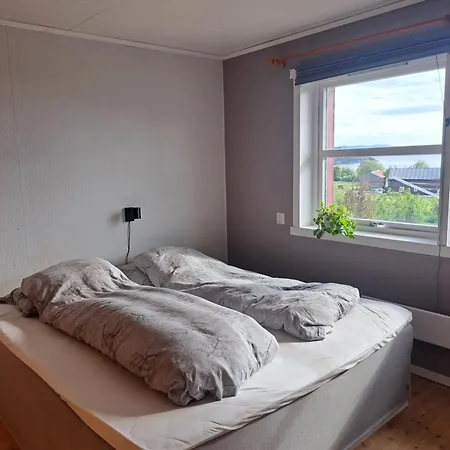 Stort Hus Med Havutsikt Ved Fjord Og Fjell Med Bat