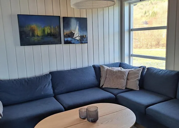 Stort Hus Med Havutsikt Ved Fjord Og Fjell Med Bat Lensvik