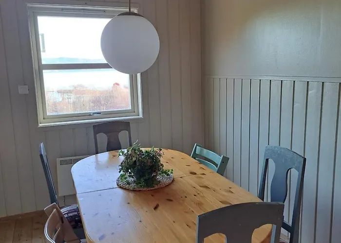 Stort Hus Med Havutsikt Ved Fjord Og Fjell Med Bat Semesterbostad