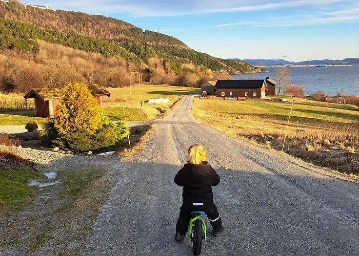 Stort Hus Med Havutsikt Ved Fjord Og Fjell Med Bat *
