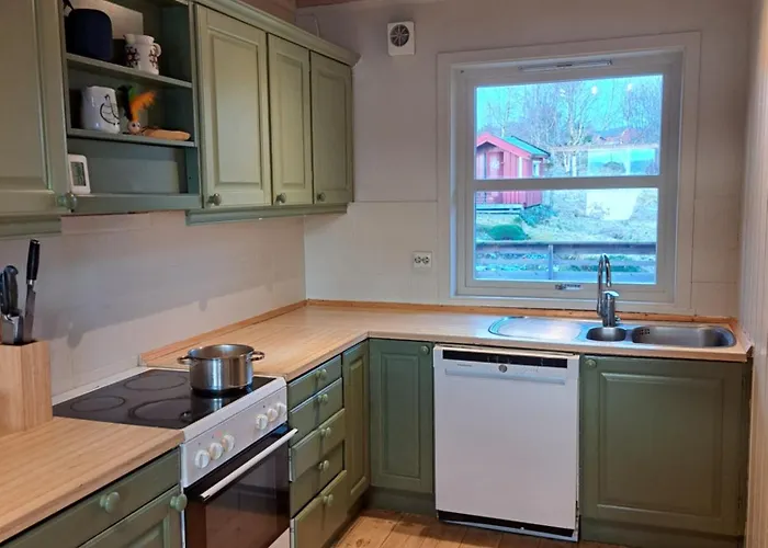 Stort Hus Med Havutsikt Ved Fjord Og Fjell Med Bat