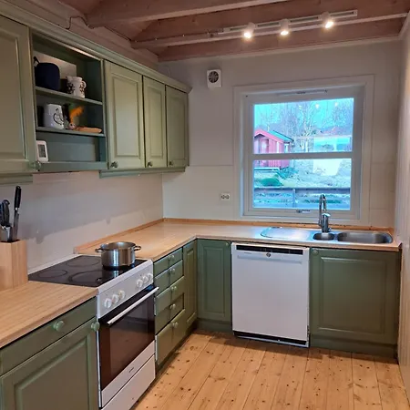 Stort Hus Med Havutsikt Ved Fjord Og Fjell Med Bat